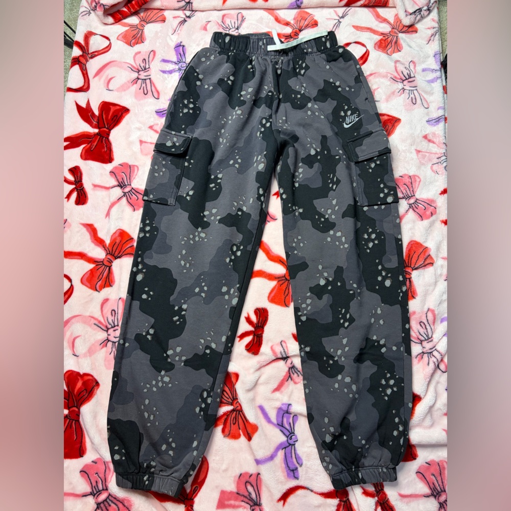 Nike women’s Gray & Black Camo Cargo Joggers